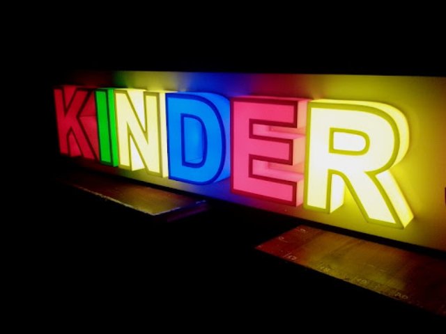 Яркие буквы: Искусство создания объемной идентичности